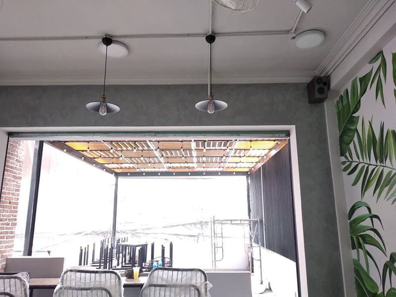 Cách bố trí loa cho quán cafe để âm thanh phủ đều, dễ chịu