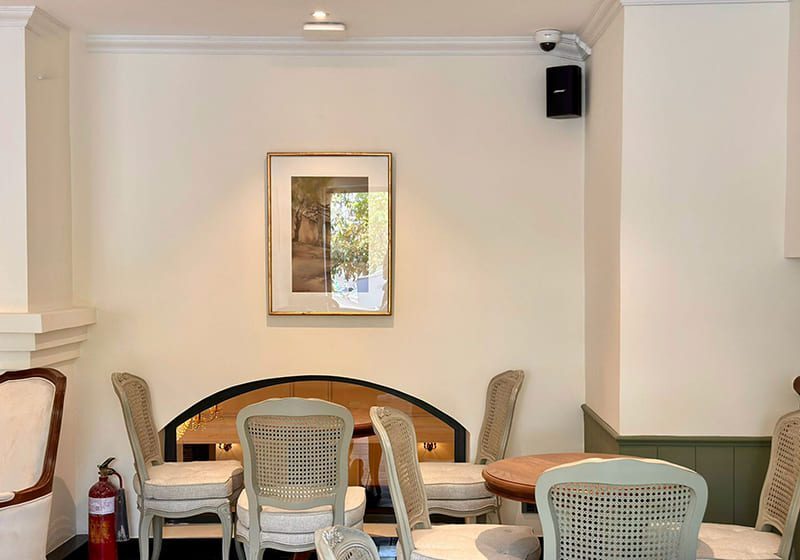 Cách bố trí loa cho quán cafe để âm thanh phủ đều, dễ chịu