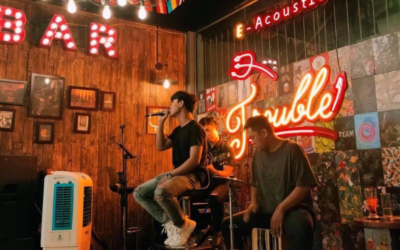 Cách chống hú micro cho quán cafe acoustic hiệu quả Cách chống hú micro cho quán cafe acoustic hiệu quả