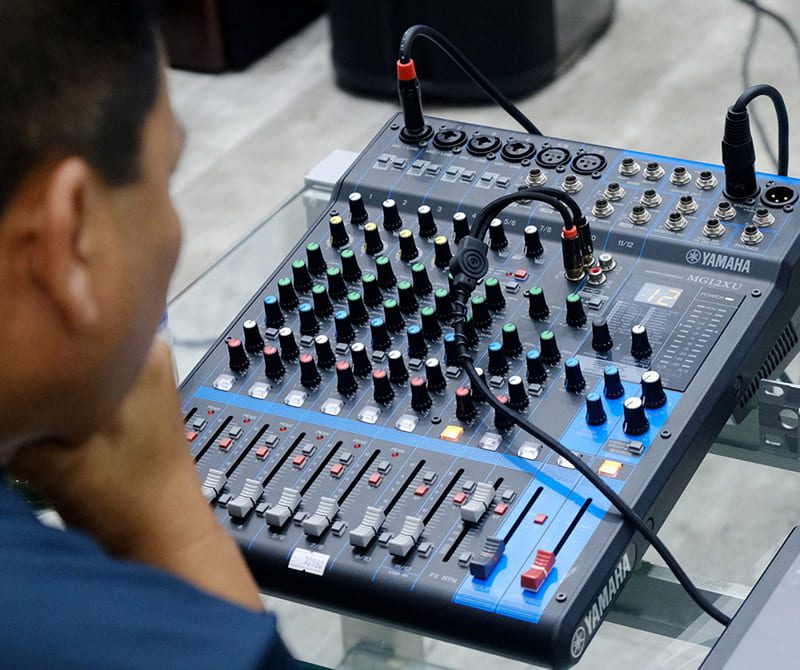 Nên dùng amply hay mixer cho hệ thống âm thanh quán cafe? Nên dùng amply hay mixer cho hệ thống âm thanh quán cafe?