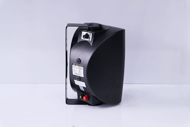 So sánh loa âm trần và loa treo tường khi dùng cho hệ thống âm thanh thông báo chung cư